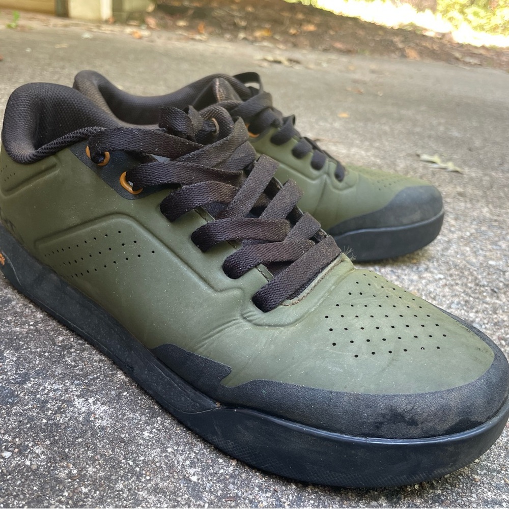 Giro Latch Men’s US10.5/EU 44 MTB Olive and Black Men's Flat Sneakes